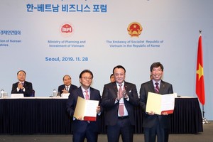 Thủ tướng Chính phủ Nguyễn Xuân Phúc (ngồi thứ 2 từ trái sang) và đại diện Chính phủ Hàn Quốc chứng kiến Lễ ký kết hợp tác liên doanh giữa Tân Hoàng Minh và các đối tác.