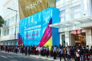 Những “ tín đồ” Uniqlo trẻ đã có mặt từ 6 giờ sáng.