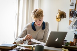 Chiếc loa cho phép bạn mang trên cổ thay vì đeo trên tai