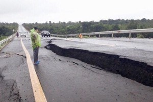 Đường dẫn lên cầu vượt cao tốc Đà Nẵng - Quảng Ngãi vừa đưa vào sử dụng đã lún, nứt (Ảnh TL)