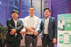 Nguyễn Bảo Trọng (đứng giữa) và các nhà đầu tư trong một chương trình truyền hình thực tế.