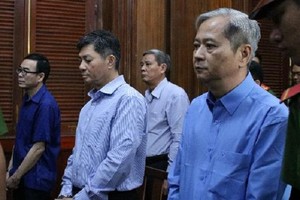 Nguyễn Hữu Tín (ngoài cùng bên phải) và các đồng phạm trong phiên xét xử ngày 30/12