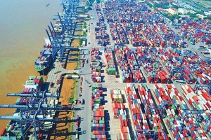 Năm 2020, Quốc hội đã quyết nghị mục tiêu tăng trưởng ở mức 6,8%, con số được cho là thận trọng và hợp lý trong bối cảnh kinh tế toàn cầu và trong nước khó khăn. Trong ảnh: Cảng Tân Cảng - Cát Lái tại TP.HCM. Ảnh: Lê Toàn