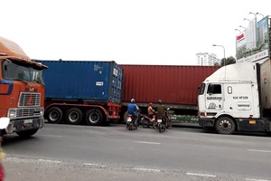 Cư dân khu Cát Lái “khóc ròng” vì xe container