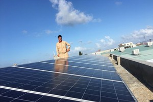 Bộ Công thương đề xuất mức giá mua điện mặt trời cho các dự án nối lưới là 7,09 UScents/kWh, giá điện mặt trời áp mái là 8,38 UScents/kWh và điện mặt trời nổi là 7,69 UScents/kWh.