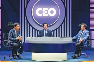 Doanh nhân Đinh Hồng Kỳ bên bàn tròn CEO.