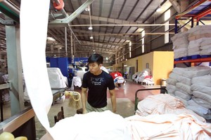 Các doanh nghiệp dệt may chọn cách bắt tay với đối tác để sản xuất vải, nhằm hưởng ưu đãi từ các FTA. Ảnh: Đức Thanh