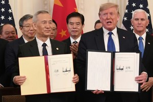 Tổng thống Mỹ Donald Trump (phải) và Phó Thủ tướng Trung Quốc Lưu Hạc tại lễ ký thỏa thuận thương mại giai đoạn 1. Ảnh: AFP