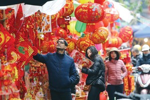 Nhiều du khách nước ngoài chọn Việt Nam là điểm đến trải nghiệm đón năm mới thông qua các ứng dụng du lịch trực tuyến. Ảnh: Đức Thanh