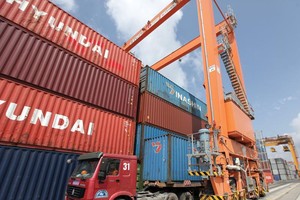 Làm hàng tại cảng Hải Phòng. Ảnh: Đức Thanh