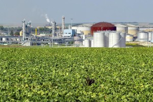 Cơ quan Năng lượng Quốc tế cho rằng đầu tư thêm vào phát triển nhiên liệu sạch là giải pháp quan trọng cho việc cắt giảm phát thải. Trong ảnh: Khu vực bể chứa ethanol tại nhà máy tinh luyện đường Arcis-sur-Aube miền Đông nước Pháp. Nguồn: AFP