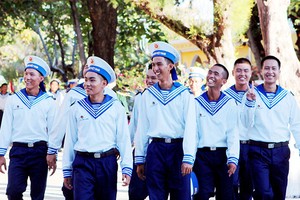 Nụ cười của các chiến sĩ đảo Sinh Tồn trong giờ giải lao.