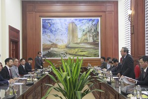 Bí thư Tỉnh ủy Quảng Bình Hoàng Đăng Quang trao đổi thông tin về lĩnh vực đầu tư với đoàn công tác.