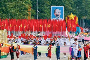 Nhân dân tưng bừng chào mừng Ngày thành lập Đảng.