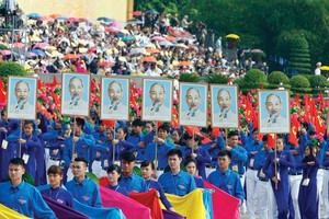 Đất nước đang bước vào Xuân mới với hành trang là những thành tựu toàn diện và rực rỡ của năm 2019.