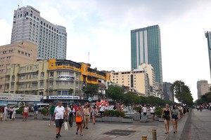 Sở Du lịch TP.HCM vừa giao cơ quan liên quan triển khai tuyên truyền, phát khẩu trang miễn phí cho du khách tại các điểm tham quan trên địa bàn Thành phố (Ảnh: HP).