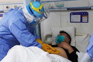 Một người nhiễm nCoV được điều trị tại bệnh viện ở tỉnh Sơn Đông, Trung Quốc ngày 28/1. Ảnh: AFP.