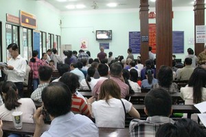 Người dân đi làm thủ tục đổi CCCD