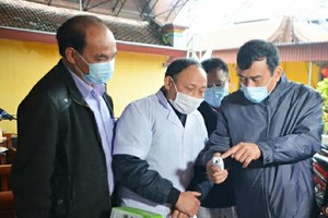 Chủ tịch UBND tỉnh Thái Bình Đặng Trọng Thăng kiểm tra máy đo thân nhiệt tại đền Đồng Bằng xã An Lễ, huyện Quỳnh Phụ.