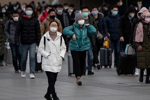 Hành khách các tỉnh đổ về Nhà ga Bắc Kinh hôm 1/2. Ảnh: AFP