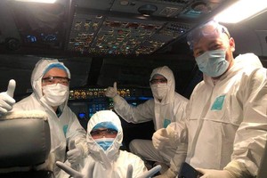 15 thành viên phi hành đoàn đã được lựa chọn từ gần 100 phi công, tiếp viên, thợ kỹ thuật, nhân viên mặt đất tình nguyện đăng ký lên đường làm nhiệm vụ.