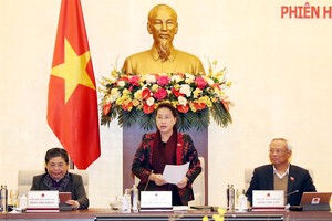 Chủ tịch Quốc hội Nguyễn Thị Kim Ngân phát biểu bế mạc Phiên họp thứ 42 Ủy ban Thường vụ Quốc hội. Ảnh: Trọng Đức - TTXVN