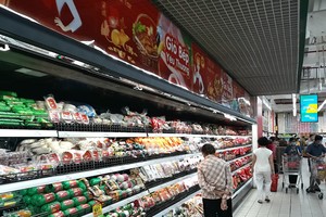 Các doanh nghiệp sản xuất và hệ thống siêu thị đều đảm bảo đủ nguồn hàng cung ứng đến người tiêu dùng (Ảnh: HP).