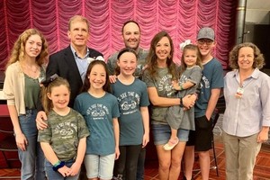 Đại sứ Mỹ tại Campuchia W. Patrick Murphy (mặc vest) chụp ảnh cùng gia đình Hampton trên du thuyền MS Westerdam. Ảnh: Twitter/Ambassador W. Patrick Murphy.