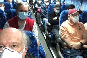 Các hành khách Mỹ rời khỏi tàu Diamond Princess được đưa lên máy bay để về nước. Ảnh: Reuters.