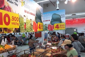 Được biết, các thương lái hiện cũng đẩy mạnh thu mua thanh long, dưa hấu tại các địa phương nhằm hợp tác cùng các siêu thị trong tiêu dùng nội địa.