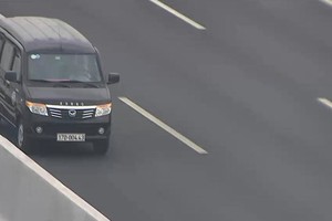 Chiều xe ô tô đi ngược chiều trên cao tốc.