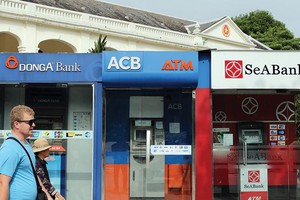 Hệ thống máy ATM hiện được lắp đặt chủ yếu ở khu vực thành phố, thiếu vắng ở nông thôn. Ảnh: Đức Thanh