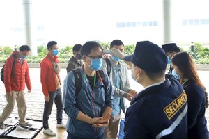 Tất cả công nhân, cán bộ, khách hàng đến làm việc tại Công ty TNHH Compal Việt Nam trong khu công nghiệp Bá Thiện 1, huyện Bình Xuyên (Vinh Phúc) đều được đo nhiệt độ để phòng chống COVID-19. Ảnh: Hoàng Hùng/TTXVN.