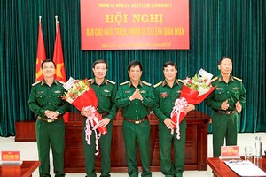 Trung tướng Nguyễn Văn Nghĩa chúc mừng Thiếu tướng Thái Văn Minh và Đại tá Nguyễn Anh Tuấn.