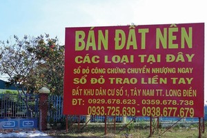 Biển quảng cáo bán đất Khu dân cư số 1 Tây Nam, dù dự án đang bị điều tra sai phạm.