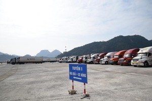 Xuất khẩu nông sản sang Trung Quốc đang bị ảnh hưởng bởi dịch Covid-19. Trong ảnh: Xe chờ thông quan tại cửa khẩu Tân Thanh (Lạng Sơn). Ảnh: Đ.T