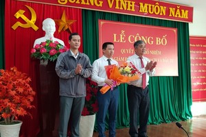 Lãnh đạo UBND tỉnh Phú Yên trao Quyết định bổ nhiệm cho tân Phó giám đốc Sở KH&ĐT Cao Anh Sơn