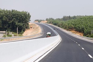 Lưu lượng xe trên tuyến cao tốc Bắc Giang - Lạng Sơn thấp hơn nhiều so với dự kiến của chủ đầu tư. Ảnh: Đ.T