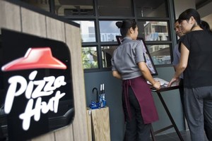 NPC International - đơn vị được nhượng quyền kinh doanh thương hiệu Pizza Hut lớn nhất nước Mỹ - đang đàm phán giãn nợ với các bên cho vay sau nhiều tháng doanh thu bết bát. Ảnh: AFP