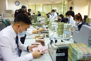 Để chia sẻ khó khăn với khách hàng, đồng thời kích cầu tăng trưởng tín dụng, các ngân hàng mạnh tay giảm lãi vay cho các đơn vị bị ảnh hưởng bởi dịch Covid-19.