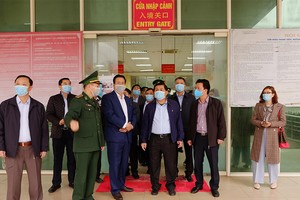 Bộ trưởng Nguyễn Chí Dũng đi khảo sát ở cửa khẩu Thanh Thủy.