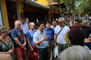 Ông Lê Trí Thanh (ở giữa), Chủ tịch UBND tỉnh Quảng Nam đang trò truyện, chia sẻ và nắm bắt tâm lý du khách đang ở Hội An giữa lúc dịch Covid-19 đang diễn biến phức tạp trên thế giới, đa số các phản hồi từ du khách là Hội An vẫn rất an toàn, thân thiện, trong lành và sạch sẽ. Ảnh: Hà Minh