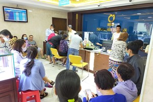 TP.HCM: Người dân xếp hàng mua vàng