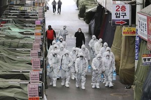 Dịch bệnh càng kéo dài, hệ lụy tới kinh tế càng lớn.