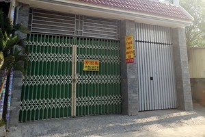 Nhiều nhà treo biển cho thuê phòng, nhưng cả tháng nay không tìm được khách thuê. Ảnh: Việt Dũng
