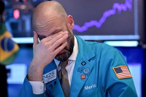 Trên sàn chứng khoán New York, nhóm cổ phiếu giảm điểm chiếm ưu thế so với nhóm tăng điểm theo tỷ lệ 3,39 - 1, còn trên sàn Nasdaq, tỷ lệ này là 1,95 - 1. Ảnh: AFP