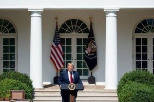 Tổng thống Donald Trump sẽ tiếp tục tái cân bằng quan hệ của Mỹ với các đối tác thương mại, đồng thời có hành động kịp thời để đáp trả hành vi thương mại không công bằng của các quốc gia khác. Ảnh: AFP