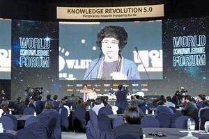 Madame Thái Hương, nhà sáng lập Tập đoàn TH truyền cảm hứng về sức mạnh của nữ giới điều hành doanh nghiệp tại Diễn đàn Tri thức thế giới - World Knowledge Forum 2019 tại Seoul (Hàn Quốc).