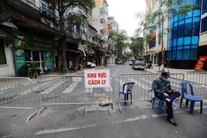 Đoạn phố Trúc Bạch lúc 7h sáng vẫn bình yên, dù hai đầu khu phố đã được rào chắn để ngăn chặn dịch bệnh.