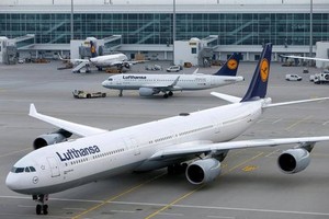 Lufthansa phải giảm chuyến bay vì COVID-19. (Nguồn: Reuters)